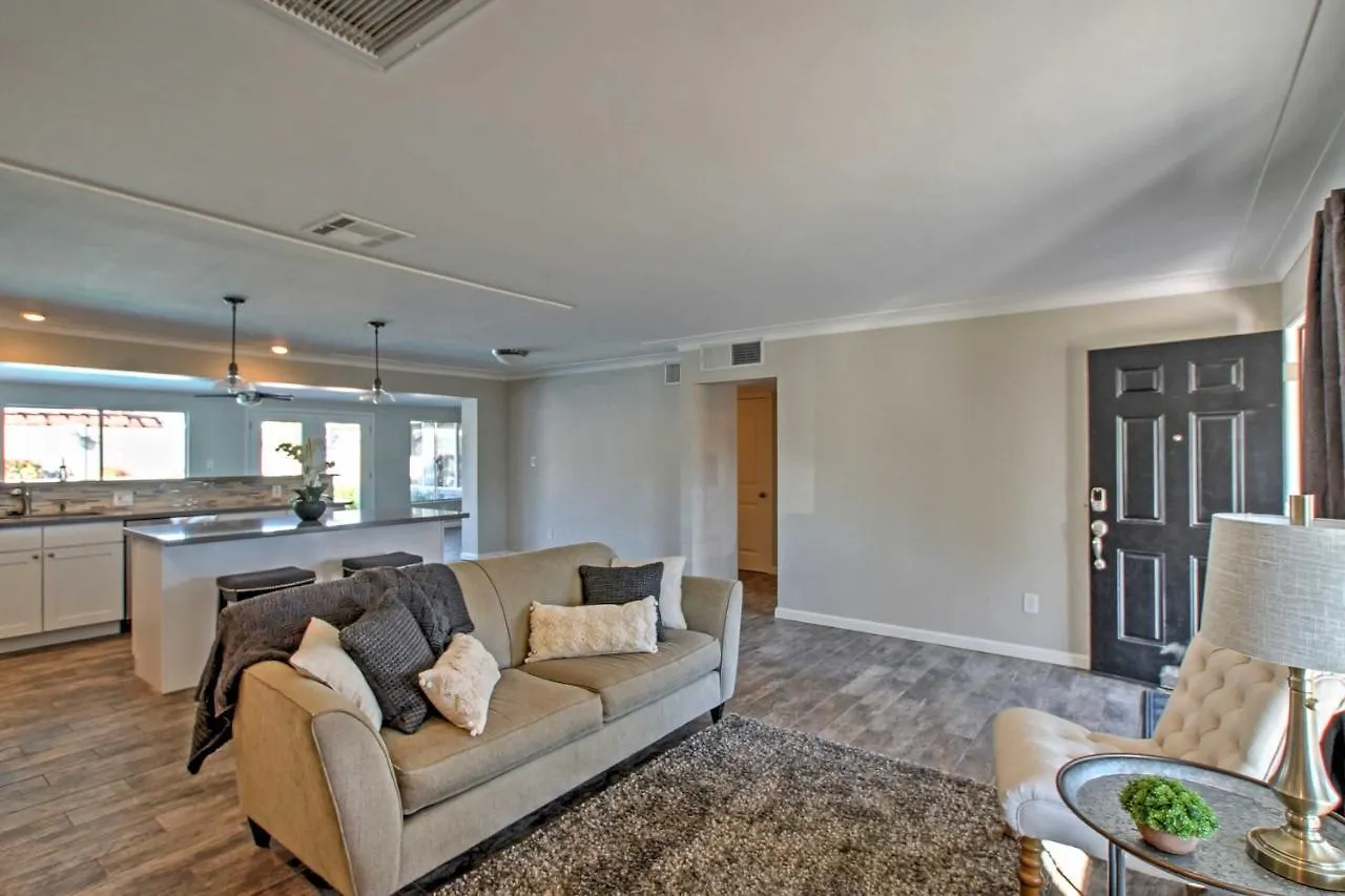 Pristine Phoenix Residence with Camelback Mtn Views! Ferienhaus
