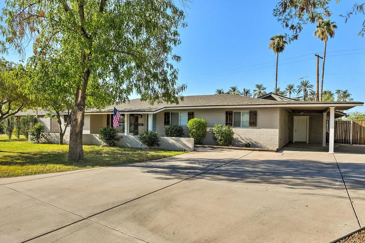 Pristine Phoenix Residence with Camelback Mtn Views! 0*,